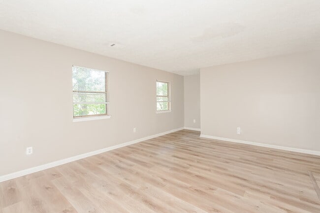 Foto del edificio - 5877 Bobbin Ln