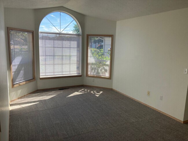 Building Photo - Three Bedroom Home in South Salem, Large Yard