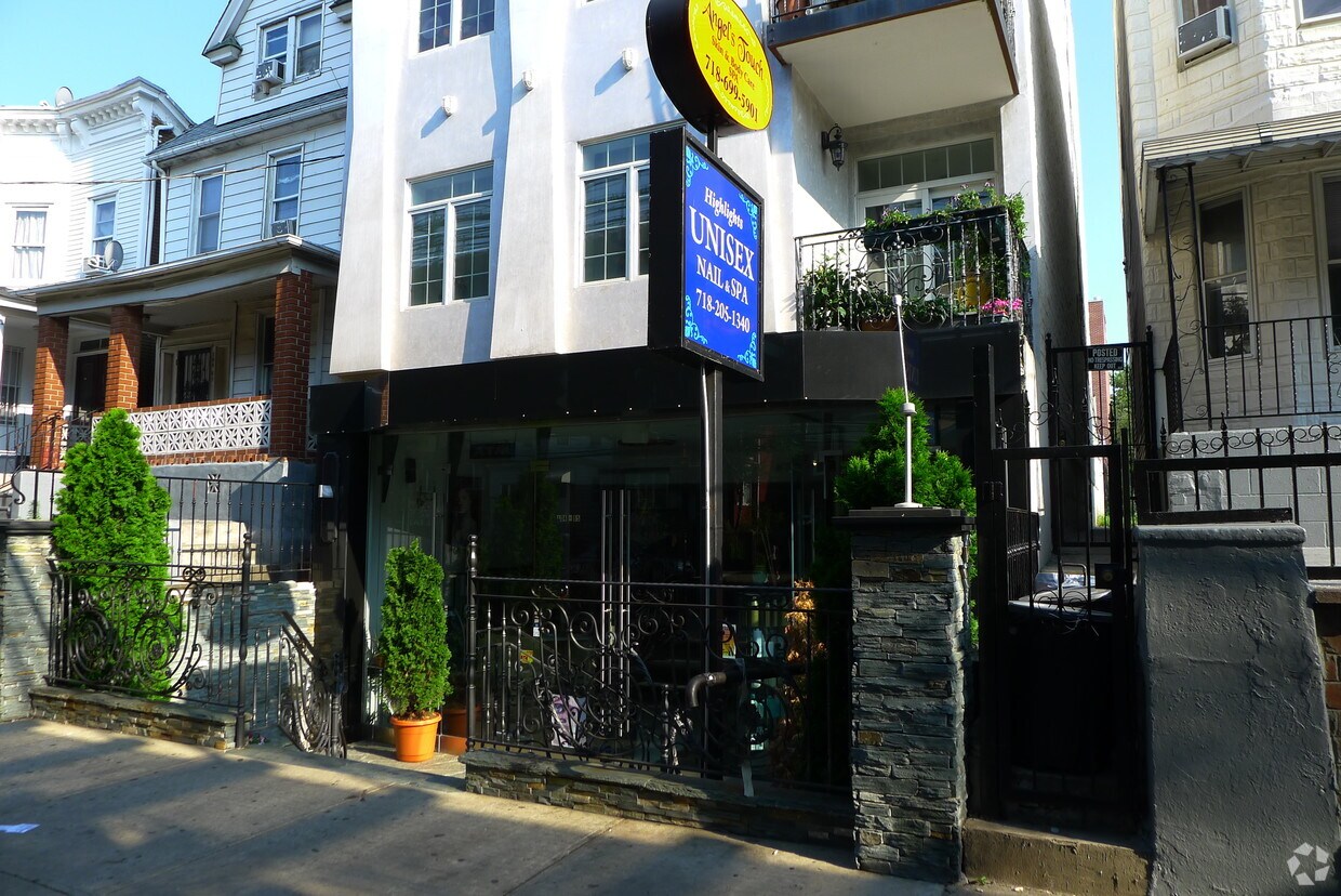 Foto del edificio - 10465 Roosevelt Ave