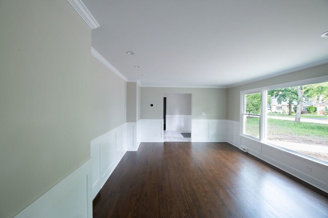 Foto del edificio - 653 Elm Rd