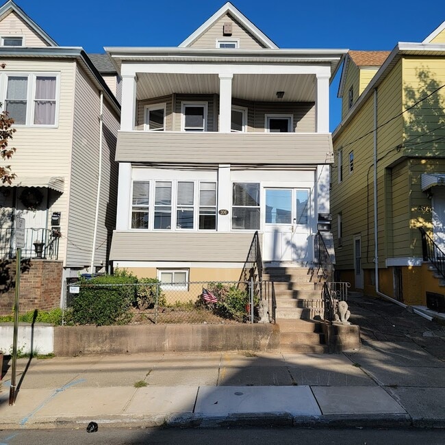 Building Photo - 206 Cambridge Ave