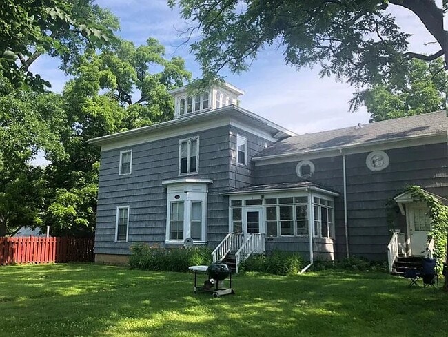 Building Photo - 315 E Maple St