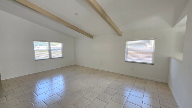 Building Photo - Charming 2BR/2BA + 1 car garage with Large Backyard in Sarasota