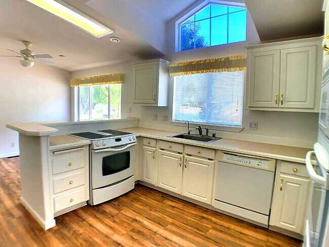 Foto del edificio - 2100sf 2 bed / 2 bath home with spacious living spaces for rent!