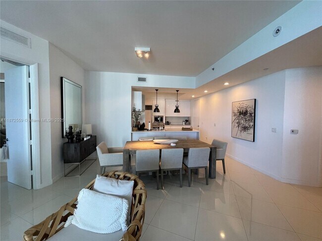 Foto del edificio - 15811 Collins Ave