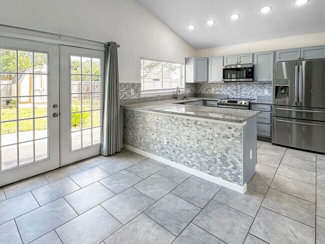 Foto del edificio - Charming 4-Bedroom with Modern Upgrades in Prime Location