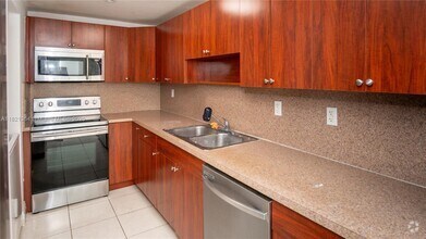 Building Photo - 10090 NW 80th Ct