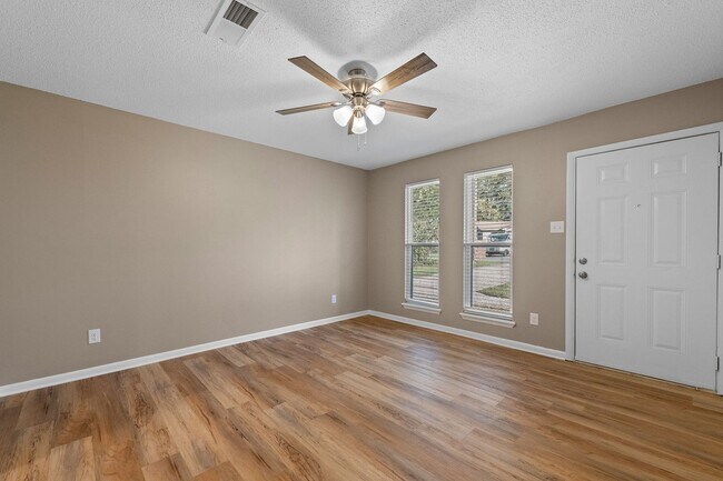 Building Photo - 3 BD, 2 BA, Home