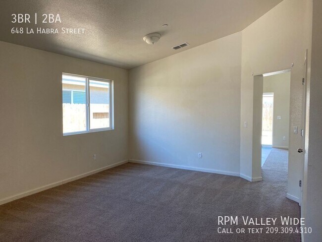 Building Photo - 3 Bedroom 2 Bathroom Home Available Now!