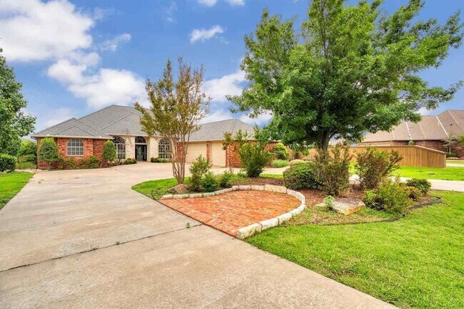 Building Photo - Amazing Home in Desirable Location