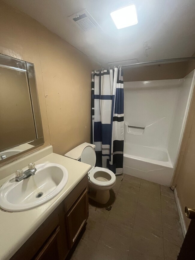 Building Photo - 516 Summit St