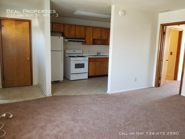 Building Photo - 207 Van Nest St