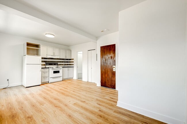 Building Photo - 539 Rue Prince Arthur O