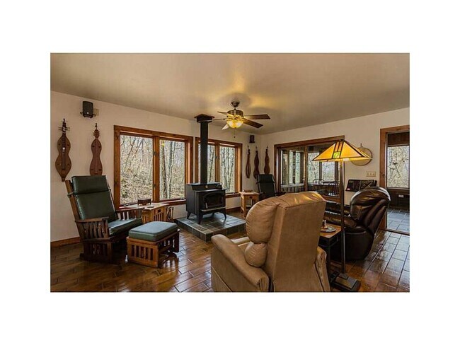 Foto del edificio - 3125 Ed Edwards Rd