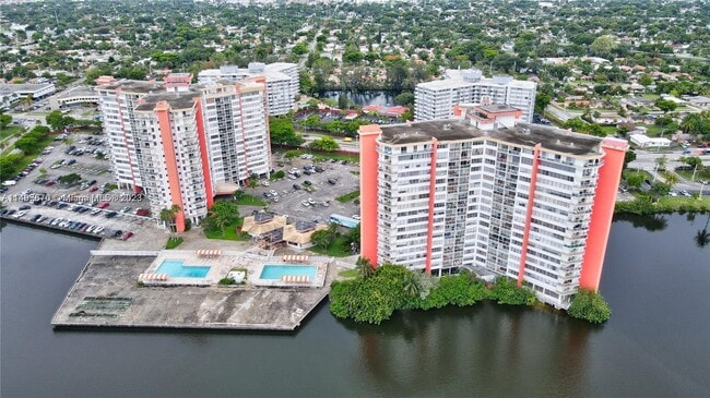 Building Photo - 1351 NE Miami Gardens Dr