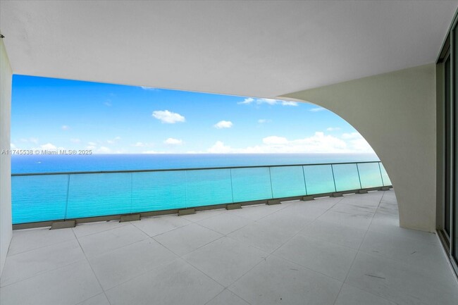 Foto del edificio - 16901 Collins Ave