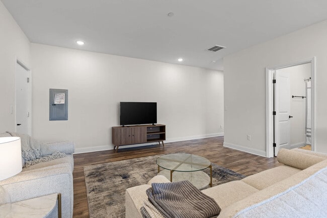 Building Photo - 2318 E Main St