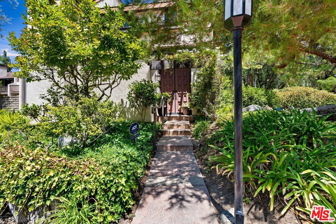Primary Photo - 5757 Owensmouth Ave