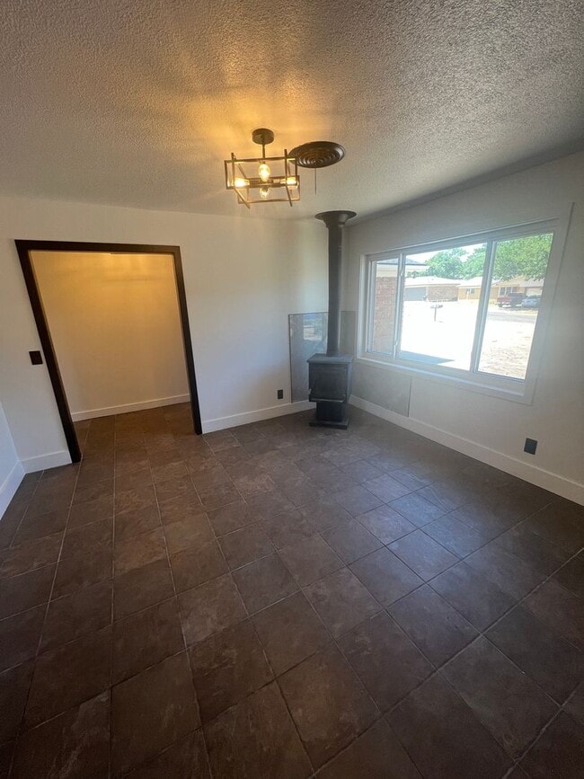 Building Photo - 4 Bed 3 bath remodeled home