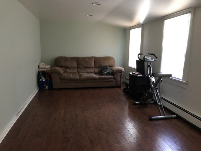 Large living room - 106 E Hook Cross Rd