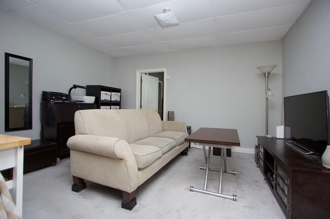 Building Photo - 356 Ritson Rd S