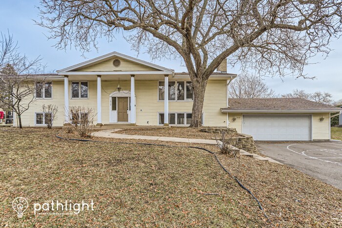Foto principal - 1910 Noble Drive North, Golden Valley, MN,...