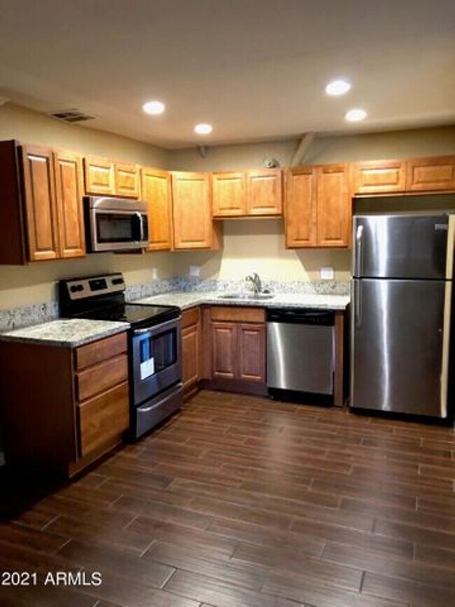 Building Photo - 3 bedroom townhome for rent