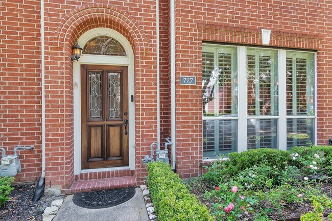Foto del edificio - 727 W Heights Hollow Ln