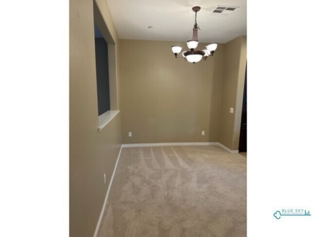 Building Photo - Townhome