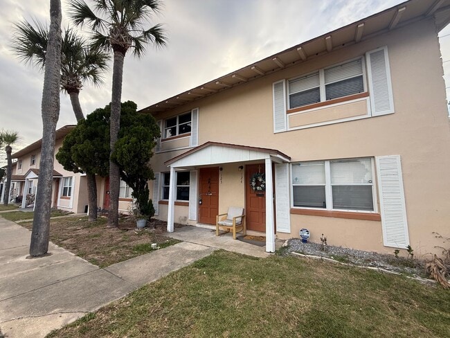 Photo - Beautiful 2 Bed 1.5 Bath Townhome AVAILABLE IMMEDIATELY!