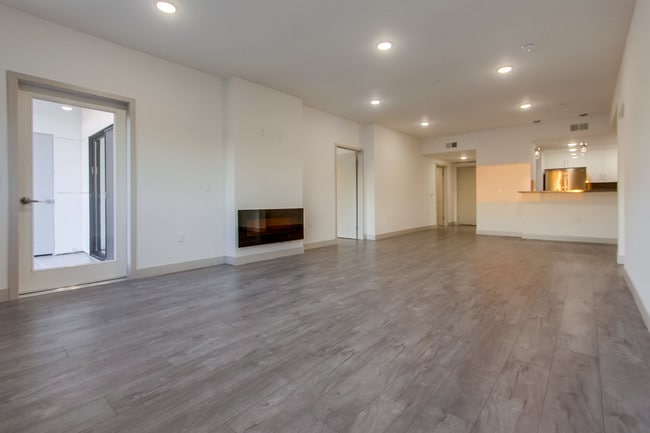 Building Photo - 11022 Camarillo St