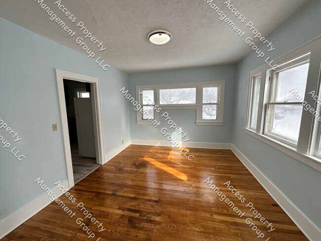 Building Photo - NW Side Rehabbed Large Two Bedroom Upper Unit
