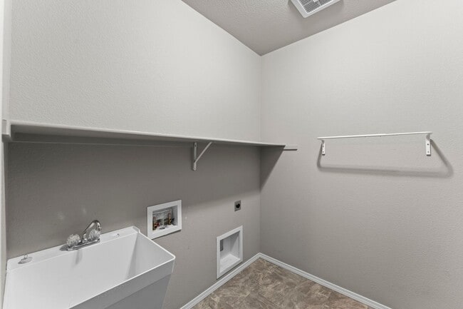 Building Photo - Beautifully Updated 4-Bedroom Home with Op...