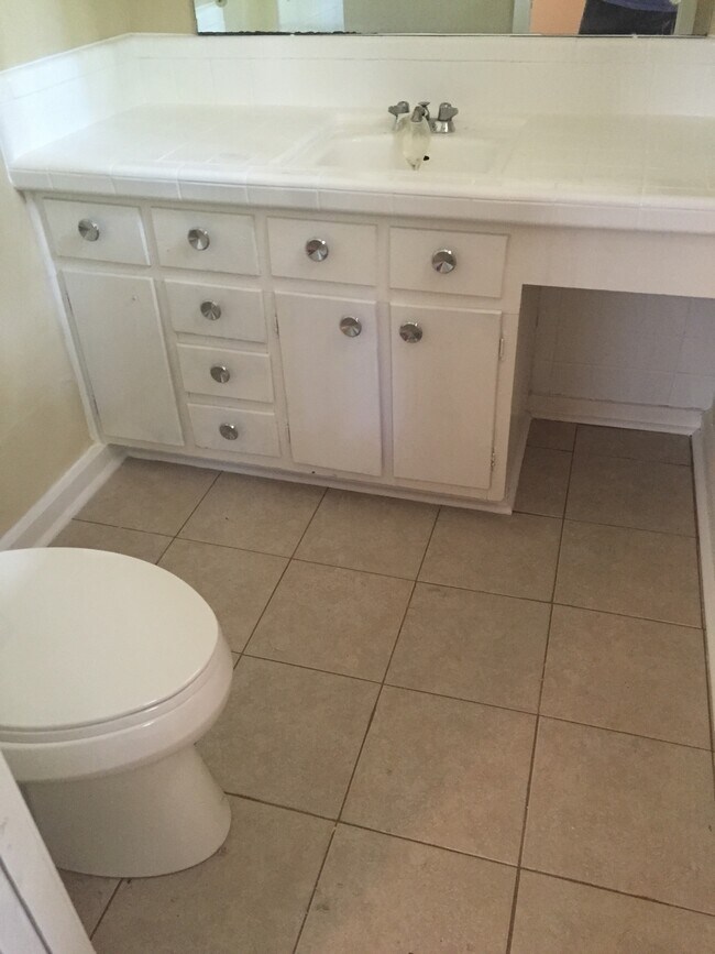 Foto del edificio - 3328 Oakview Dr