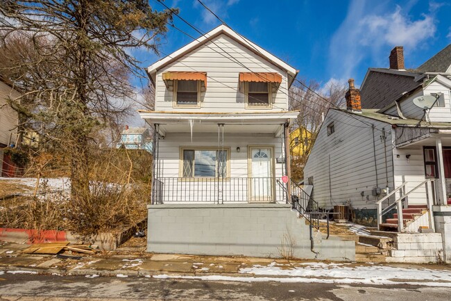 Building Photo - LOVELY 3 BEDROOM HOUSE AVAILABLE NOW! Conv...