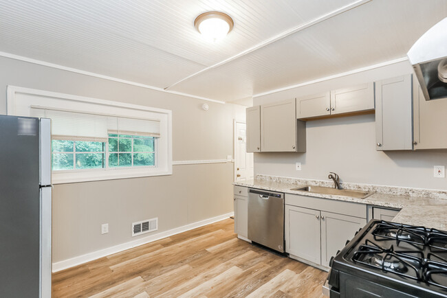 Foto del edificio - Beautifully Renovated 3-Bedroom