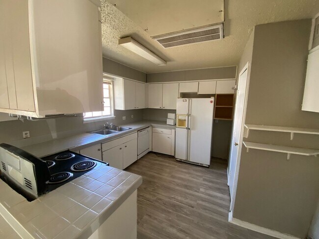 Building Photo - 3/2/1 in University Pines!