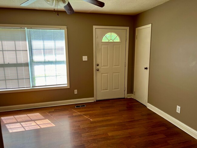 Building Photo - For Rent - 3 Bedroom 1 Bath