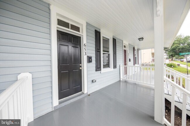 Building Photo - 653 Bourbon St