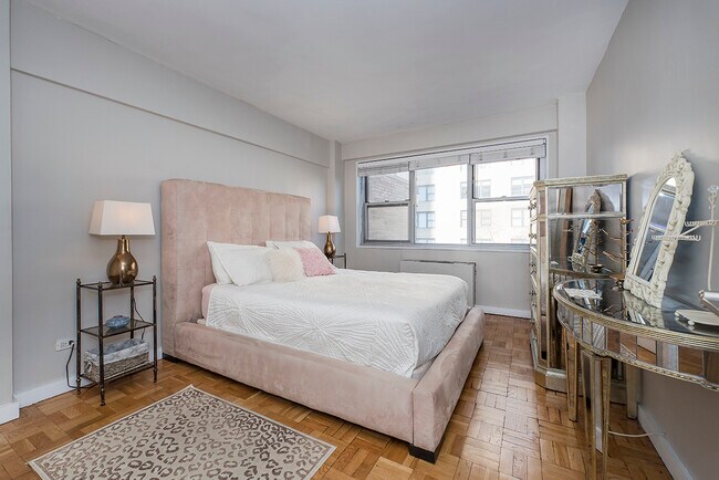 Foto del edificio - 330 E 49th St