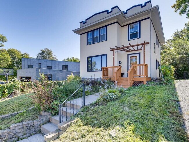 Foto del edificio - 2 Bed 1 Bath With Downtown Skyline View in Bryn Mawr!  Available August 1st.