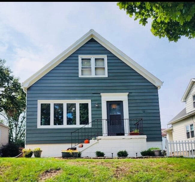 Building Photo - 2227 S 65th St