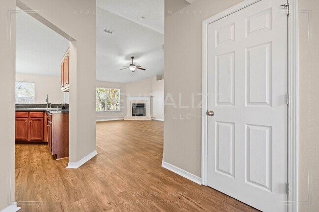 Foto del edificio - Beautiful 4-Bed 2-Bath Home on Corner Lot in Gated Community