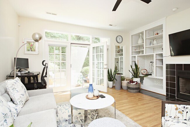 Foto del edificio - Light-Filled Forest Lakes Townhome