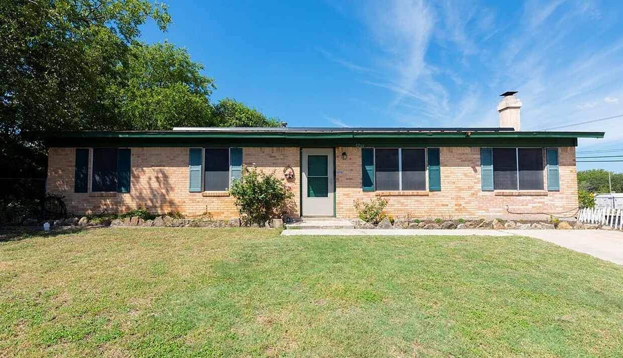 Foto principal - 1201 Ridgemont Dr