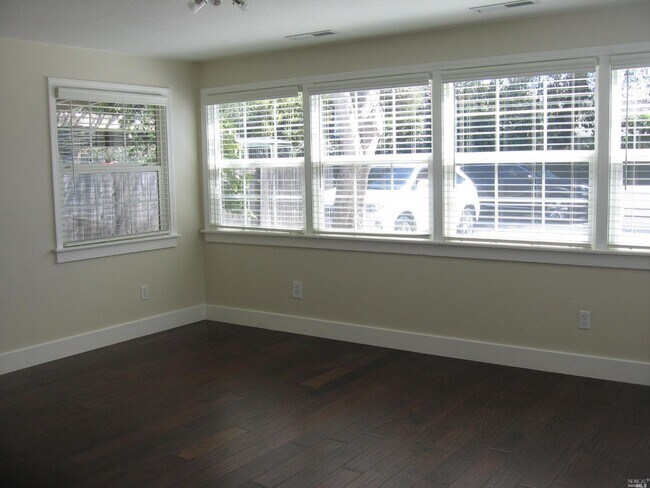 Foto del edificio - 1324 Community Dr