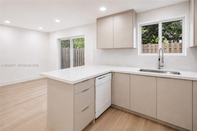 Foto del edificio - 82 SW 3rd Ct