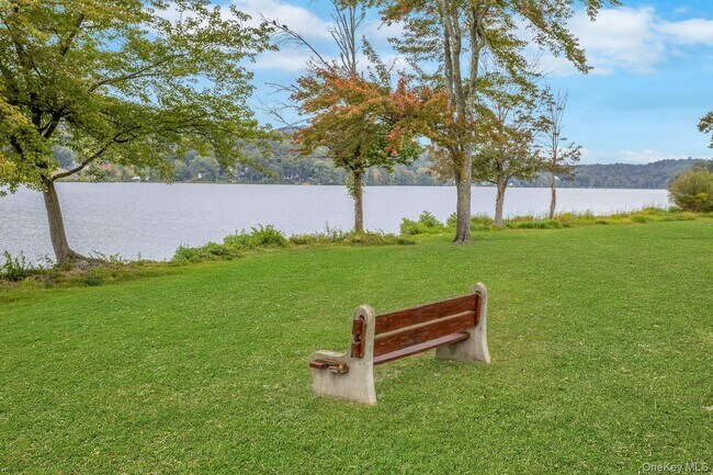 Foto del edificio - 74 Lakeshore Dr E