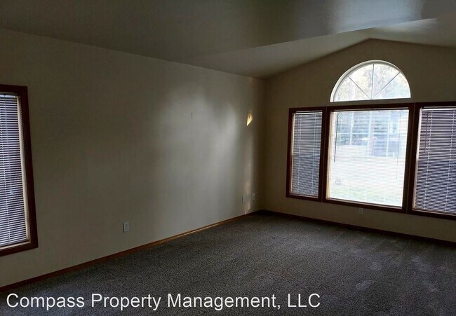Building Photo - 3 br, 2 bath House - 3667 E 1st St