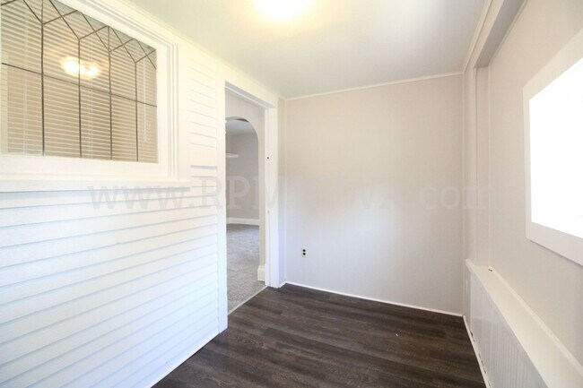 Building Photo - CHARMING!! 3 bedroom, 1.5 Bath Home in Des Moines